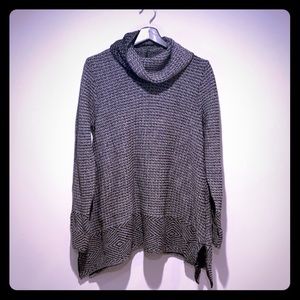 Eight eight eight / turtleneck sweater